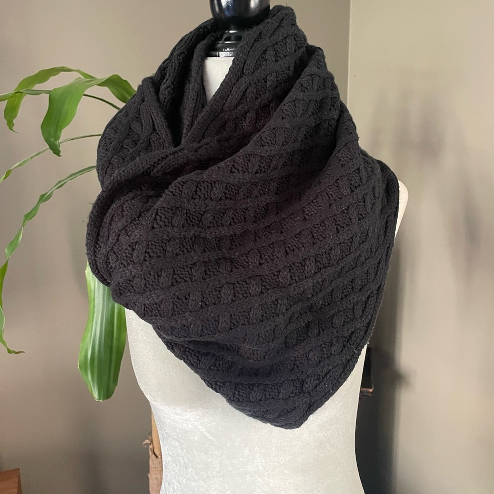 Fraas Black Knit Infinity Scarf